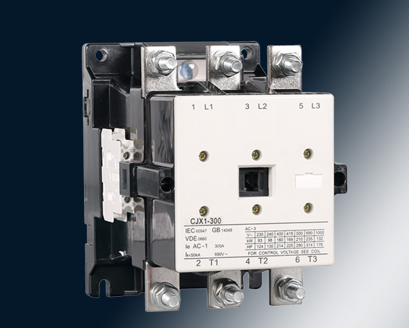 CJX1交流接觸器適用于交流50Hz或60Hz、電壓至690V、電流至475A的電力線(xiàn)路中，供遠(yuǎn)距離頻繁起動(dòng)和控制電動(dòng)機(jī)及接通與分?jǐn)嚯娐贰＝?jīng)加裝機(jī)械聯(lián)鎖機(jī)構(gòu)后組…